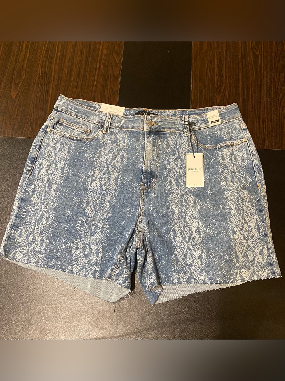 Judy Blue NWT Bleach Blue Snakeskin Laser Printed Mid Rise Shorts Plus 3XL 20W